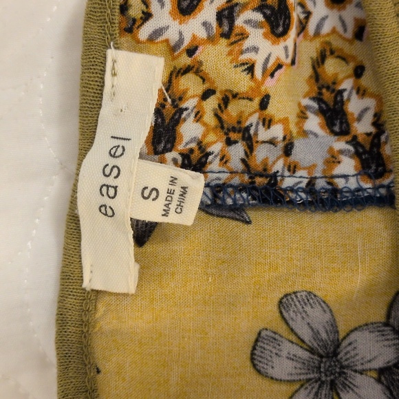 easel Floral Swing Top - Picture 6 of 10